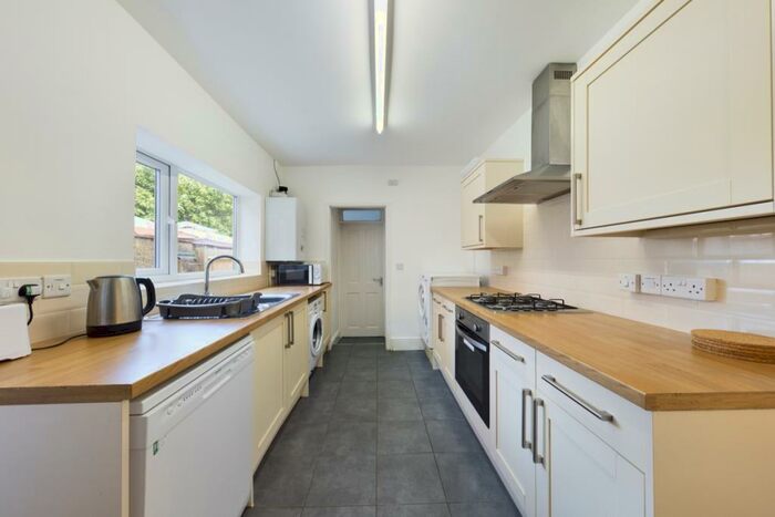 4 Bedroom House To Rent In Clinton Road, Northampton, NN4