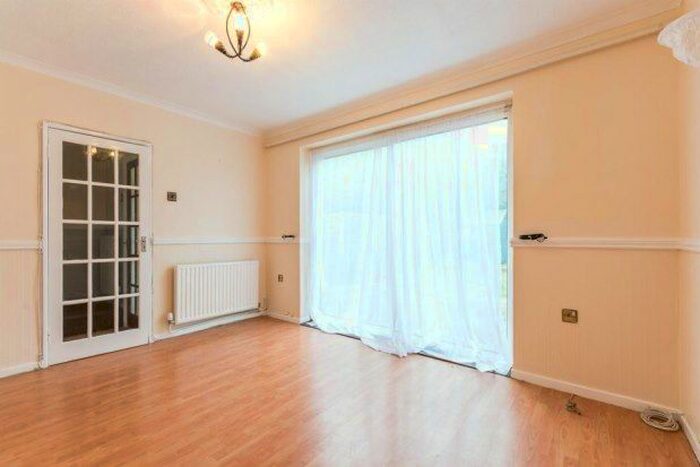 3 Bedroom Property To Rent In Bowen Drive, London, SE21