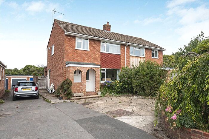 3 Bedroom Semi-Detached House For Sale In Elizabeth Close, RG9