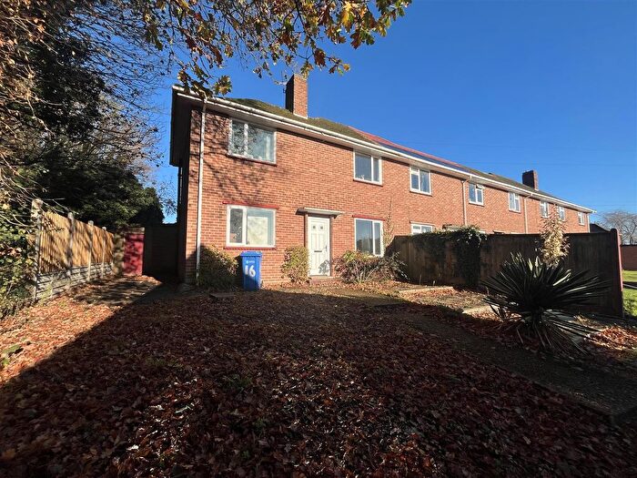 4 Bedroom Semi-Detached House To Rent In Grasmere Close, Norwich, NR5