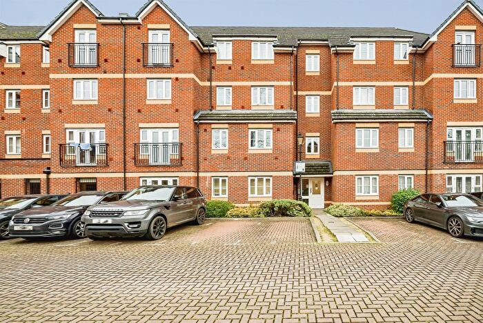 2 Bedroom Flat For Sale In Eaton Avenue, Slough, SL1
