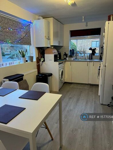 2 Bedroom Flat To Rent In Brownlow Road, London, N3