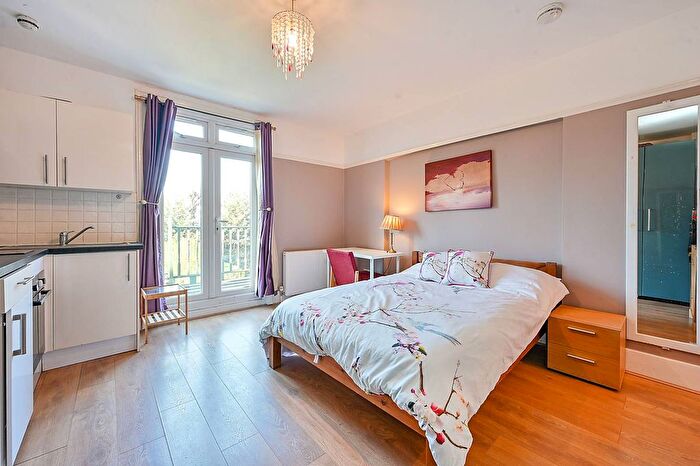 Studio To Rent In Chatsworth Gardens, Acton, London, W3