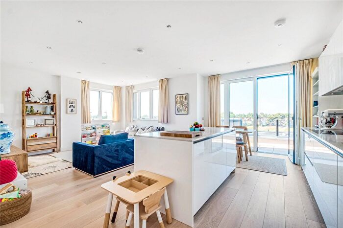 3 Bedroom Flat To Rent In Pinewood Gardens, Teddington, TW11