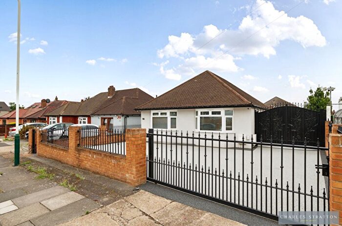 4 Bedroom Bungalow For Sale In Harrow Crescent, Romford, RM3
