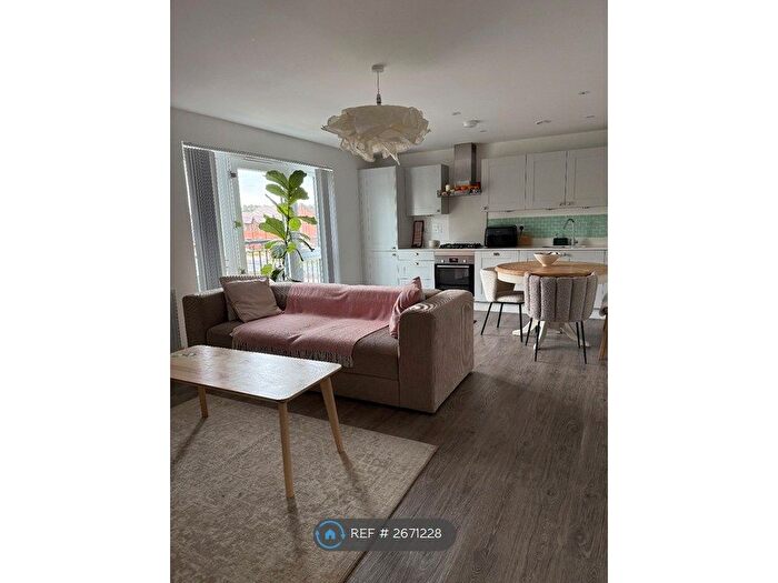 2 Bedroom Flat To Rent In Ireland Road, Crowthorne, RG45