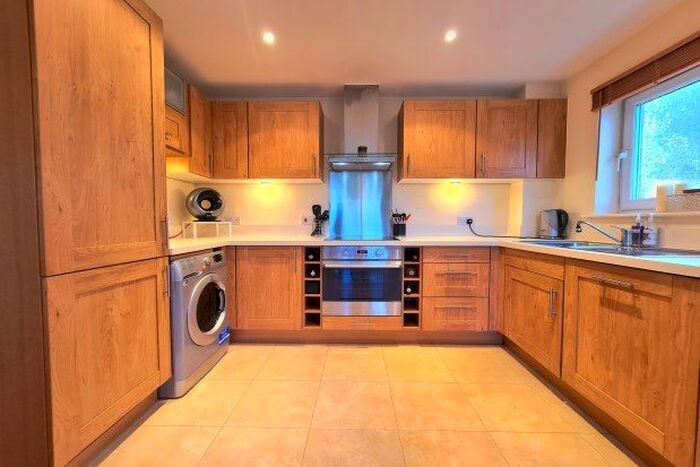 2 Bedroom Property To Rent In Medhurst Drive, Bromley, BR1