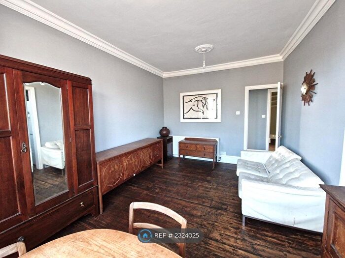 2 Bedroom Flat To Rent In The Drive, Ilford, IG1