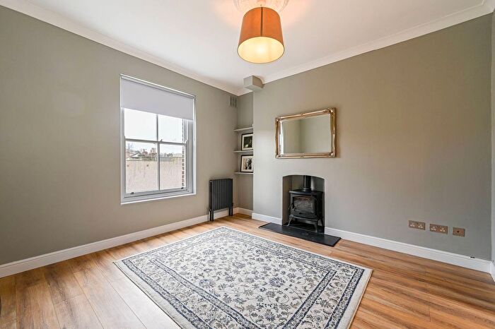 2 Bedroom Maisonette For Sale In Woodhill, Woolwich, London, SE18