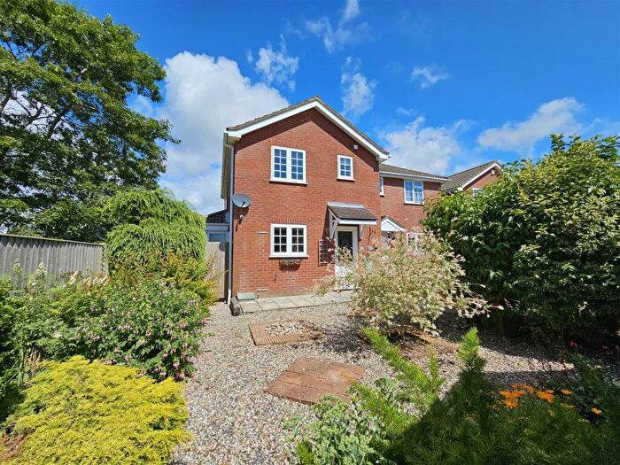 3 Bedroom Semi-Detached House To Rent In Kensington Gardens, Fareham, PO14