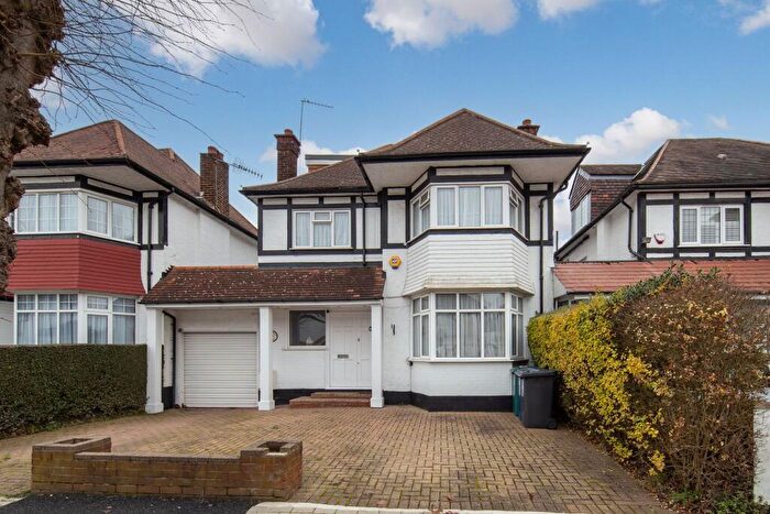 4 Bedroom Detached House For Sale In Hillcrest Avenue, Edgware, HA8