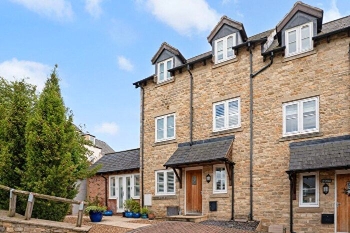 3 Bedroom Semi Detached House For Sale In Finsbury Gardens, Chipping Norton, Oxfordshire, OX7