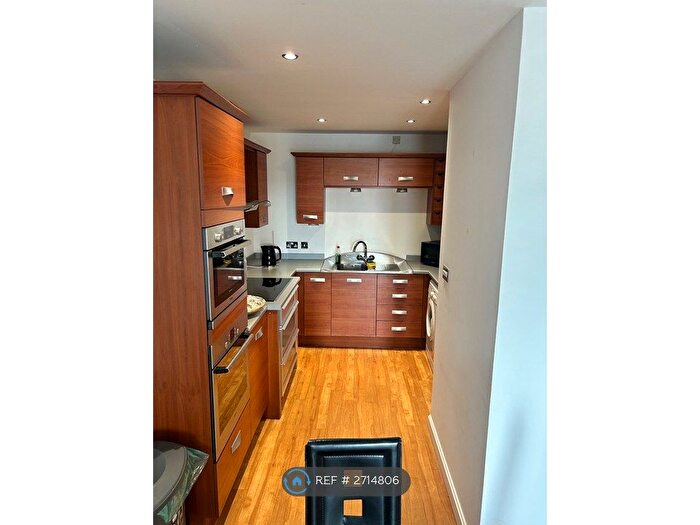 2 Bedroom Flat To Rent In Bute Crescent, Cardiff, CF10