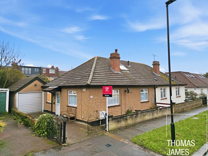2 Bedroom Bungalow For Sale In Lytton Avenue, London, N13