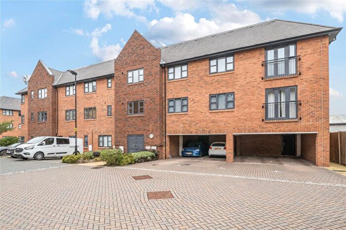 2 Bedroom Apartment For Sale In Carter Court, Hook, Hampshire, RG27