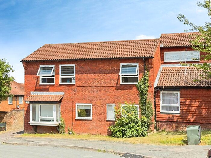 1 Bedroom Flat For Sale In Plaiters Way, Dunstable, LU5