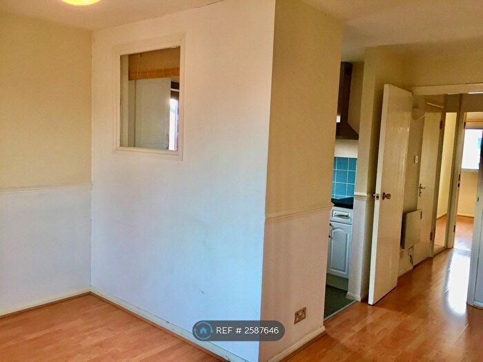1 Bedroom Flat To Rent In Chricketers Close, Erith, DA8