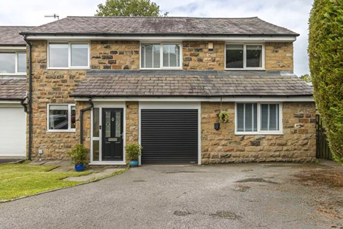 4 Bedroom Town House To Rent In Walkers Close, Uppermill, OL3