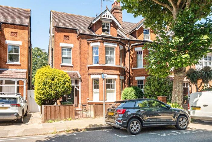 2 Bedroom Apartment For Sale In Victoria Avenue, Surbiton, KT6