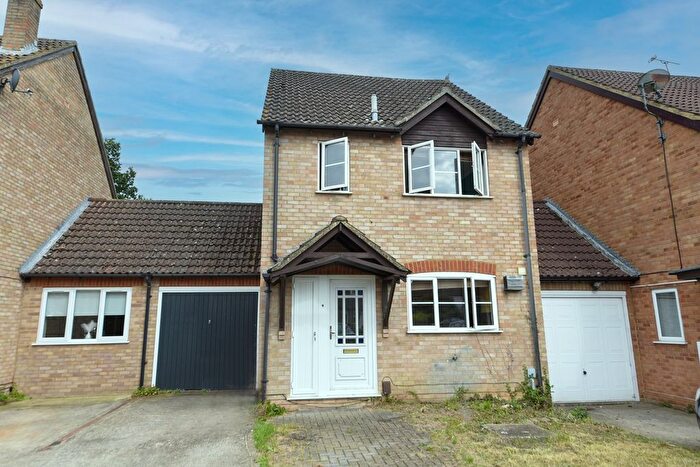 3 Bedroom Link Detached House For Sale In Montacute Drive, Thatcham, RG19