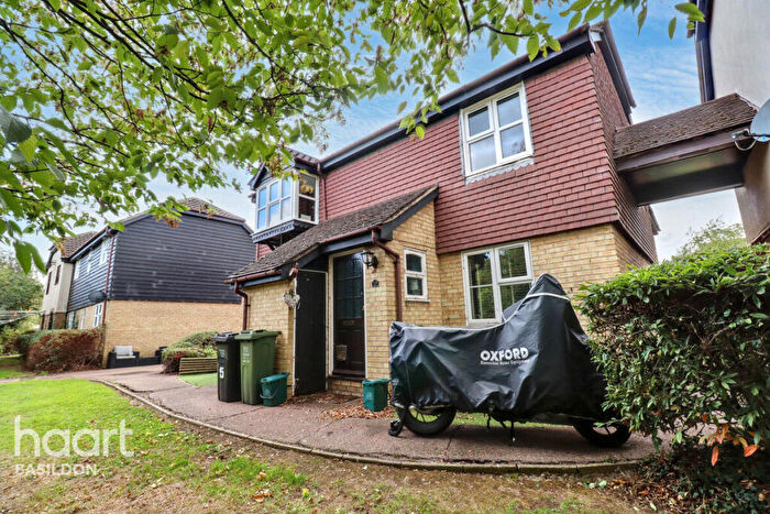 2 Bedroom Maisonette For Sale In Abbots Court, Basildon, SS15