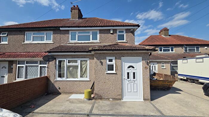 4 Bedroom Semi-Detached House To Rent In Hampshire Avenue, Slough, SL1