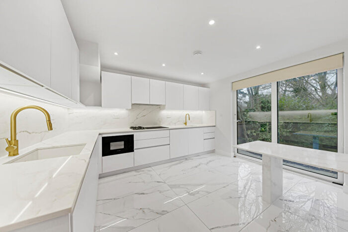 4 Bedroom Detached House To Rent In Danescroft Gardens, Hendon, NW4