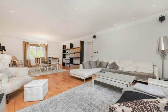 3 Bedroom Apartment To Rent In Fitzjohn's Avenue, Hampstead, NW3