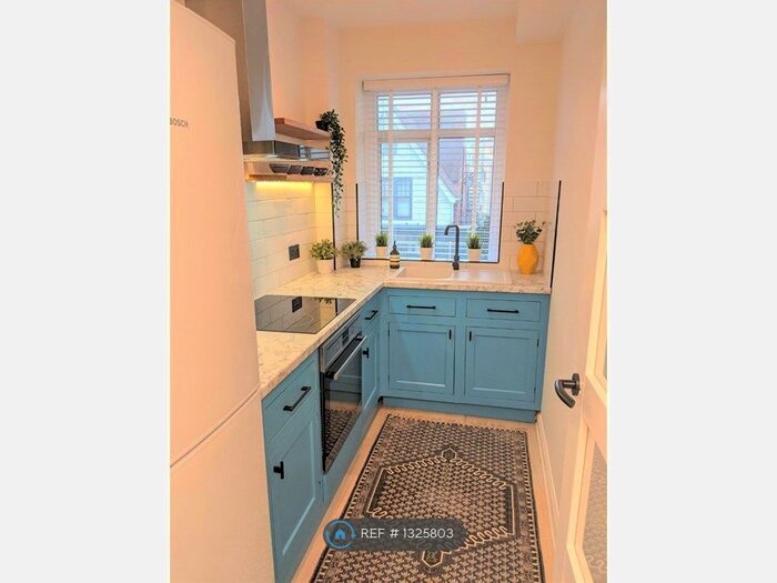 Studio To Rent In Kingsway, Hove BN3