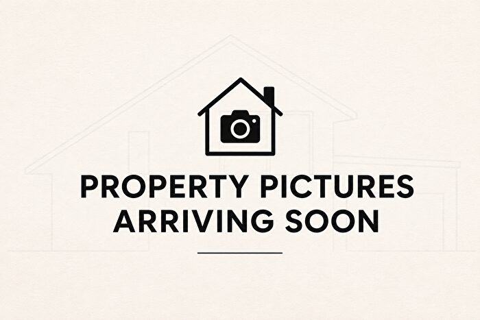 Semi-Detached House To Rent In Dagenham, RM8