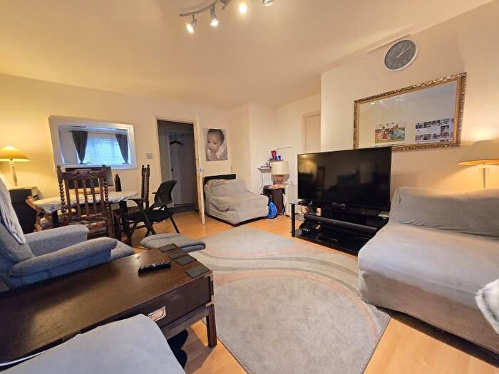 2 Bedroom Flat To Rent In Cherry Blossom Close, Palmers Green, N13