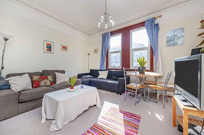 3 Bedroom Flat To Rent In Acre Lane, Brixton, SW2