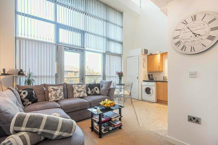 2 Bedroom Flat To Rent In Windmill Road, Slough, SL1