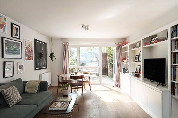 2 Bedroom Flat To Rent In Bartle Road, London, W11