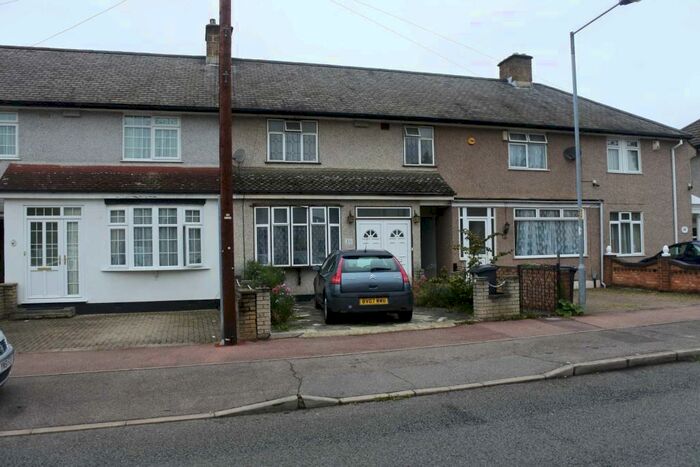 2 Bedroom House To Rent In Bushgrove, Dagenham, RM8