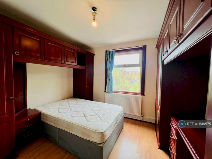 6 Bedroom Terraced House To Rent In North Finchley Percy Road, London, N12