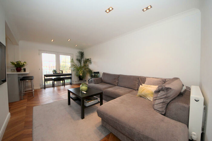1 Bedroom Flat To Rent In Cunard Crescent, Winchmore Hill, N21