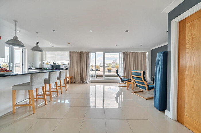 2 Bedroom Apartment For Sale In Orchard Place, Southampton, Hampshire, SO14
