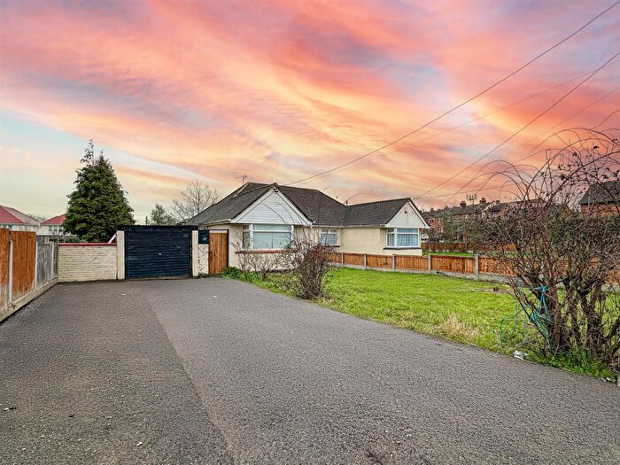 2 Bedroom Semi-Detached Bungalow For Sale In Southend Road, Hockley, SS5