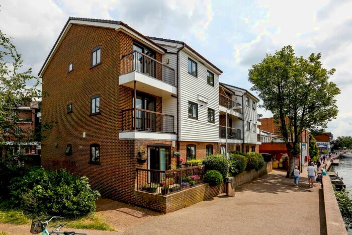 2 Bedroom Flat To Rent In Ram Passage, Kingston Upon Thames, KT1