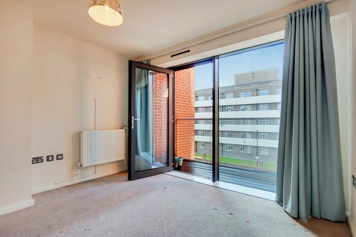 2 Bedroom Flat For Sale In Macaulay Road, London, SW4