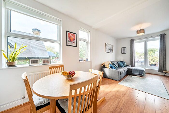 2 Bedroom Flat For Sale In Ewell Road, Surbiton, KT6