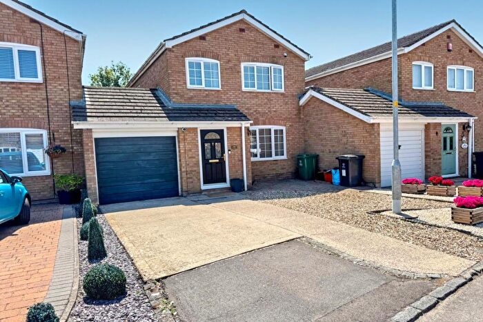 3 Bedroom Detached House For Sale In Fowey, Freshbrook, Swindon, SN5