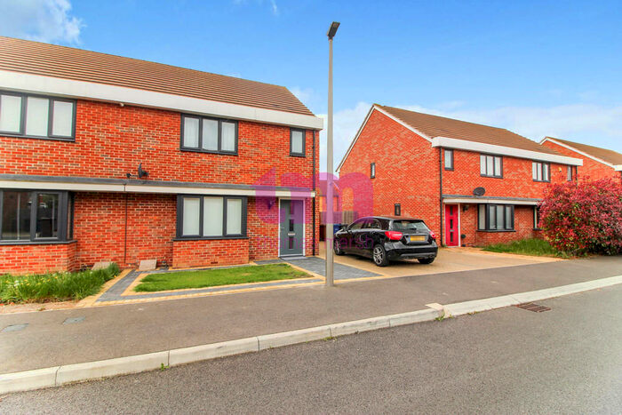 3 Bedroom Semi-Detached House To Rent In Sandpiper Close, East Tilbury, RM18