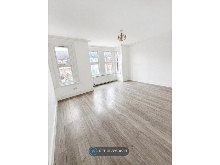 3 Bedroom Flat To Rent In Radley Road, London, N17
