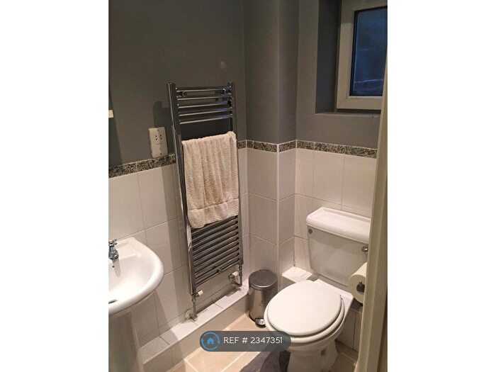 2 Bedroom Flat To Rent In Clarendon Court, Morden, SM4