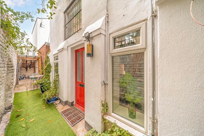 3 Bedroom Flat To Rent In Hermit Place, West Hampstead, NW6