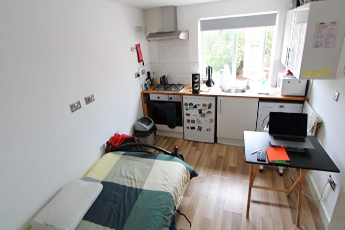 Studio To Rent In Walworth Road, London, SE17