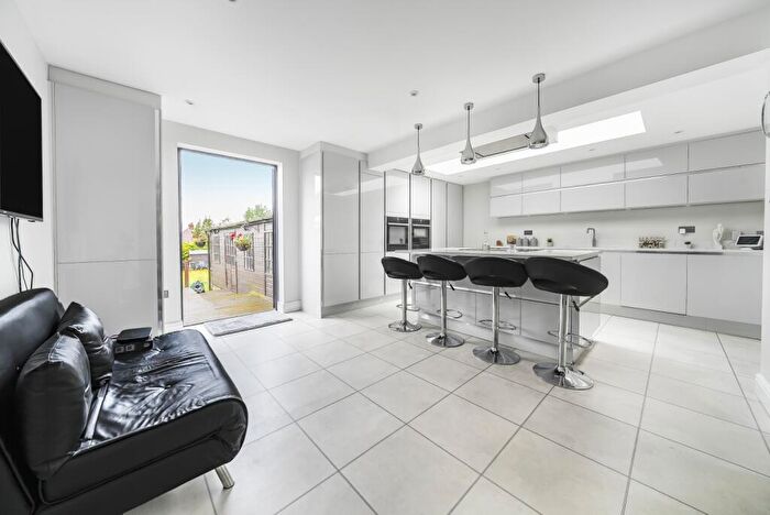4 Bedroom Semi-Detached House To Rent In Layhams Road West Wickham, BR4