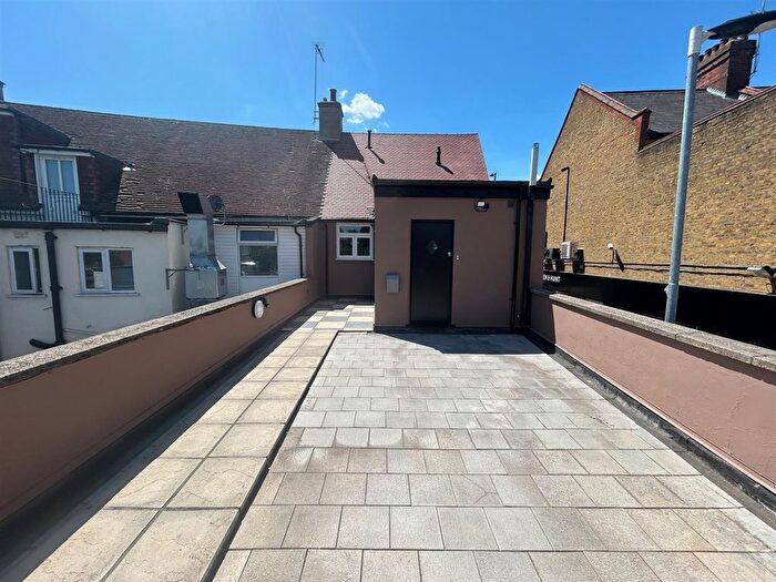 3 Bedroom Flat To Rent In High Street, Hornchurch, RM11